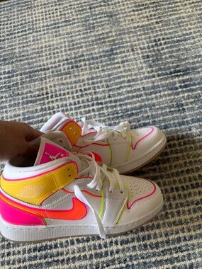 NWOT size 5.5Y Nike Air Jordan 1 Mid SE "Edge Glow" sneakers.